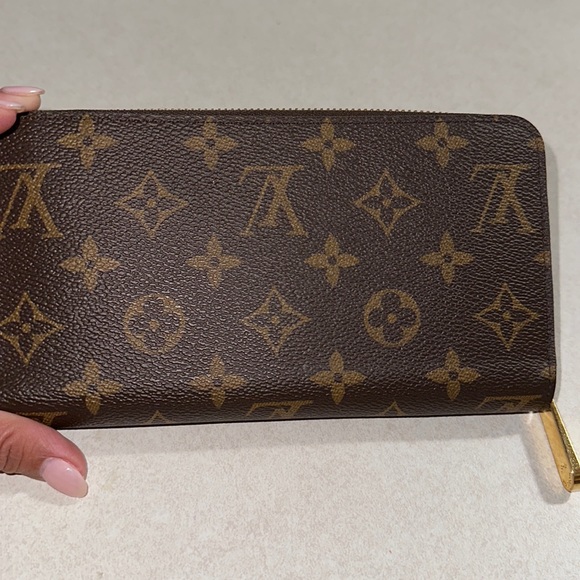 Authentic Monogram Zippy Wallet M42616 - Picture 1 of 8